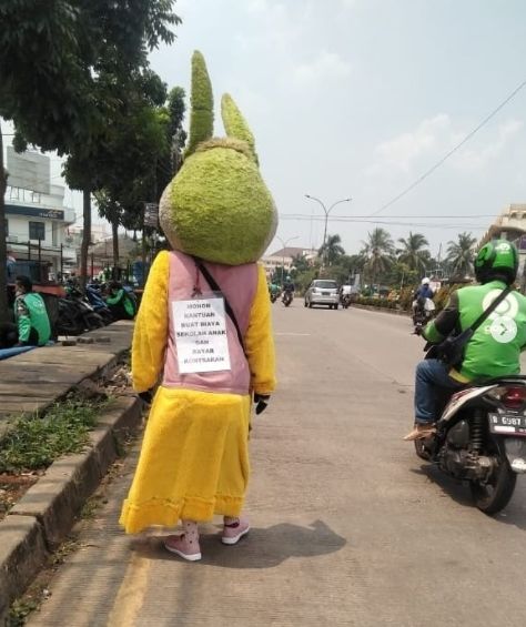 Tulisan ditempel di punggung. (Instagram/@infotangerang.id)