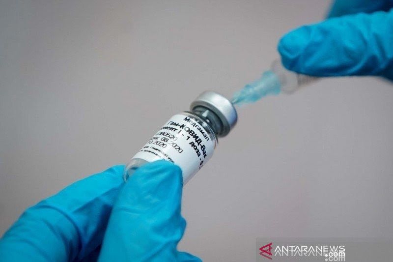 Seorang perawat mempersiapkan vaksin Rusia "Sputnik-V" melawan penyakit virus korona (COVID-19) untuk suntikan tahap uji coba pasca-pendaftaran di sebuah klinik di Moskow, Rusia, Kamis (17/9/2020). (ANTARA FOTO/REUTERS/Tatyana Makeyeva/aww/cfo).