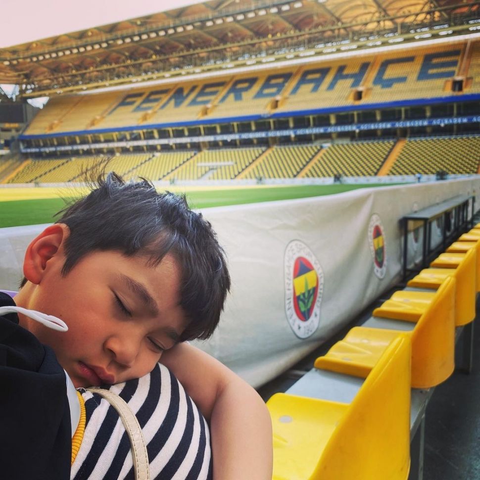 Rafathar Malik Ahmad malah tertidur pulas saat mengunjungi Stadion Fenerbahce. [Instagram]