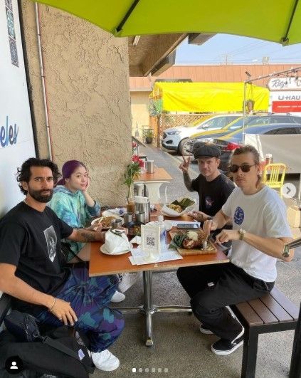 Momen Yellow Claw makan nasi padang di Los Angeles. (Instagram/yellowclaw)