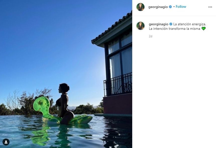 Georgina Rodriguez santai berbikini di kolam renang. (Instagram/georginagio)