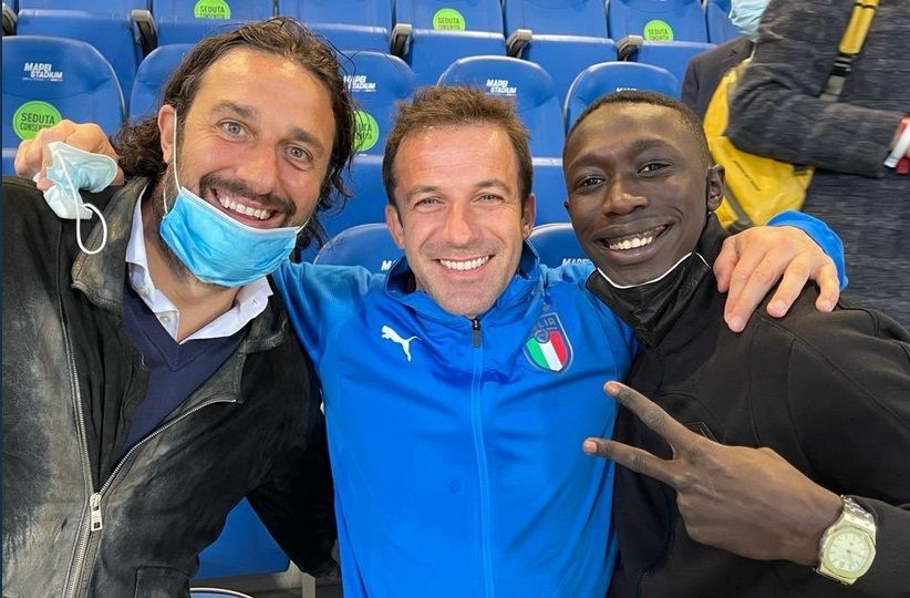 Tiktokers terkenal Khaby Lame (kanan) bersama Alessandro Del Piero. [Twitter @KhabyLame]