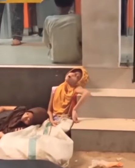 Siapa yang tak iba melihat anak kecil tidur di jalanan? ini ada sebuah video yang memperlihatkan dua bocah pemulung tidur di depan gerai ATM.