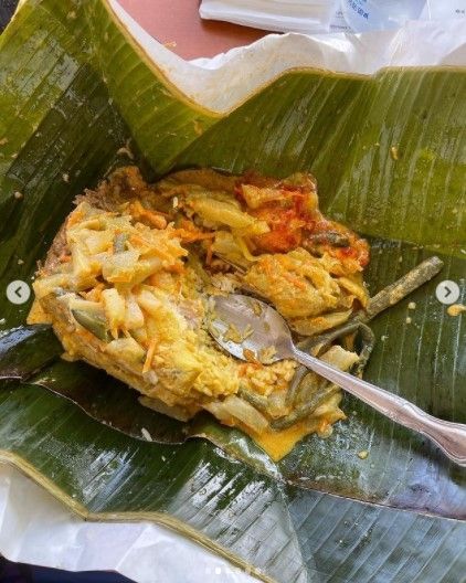 Momen Yellow Claw makan nasi padang di Los Angeles. (Instagram/yellowclaw)