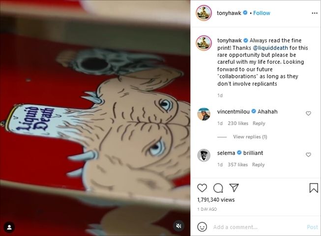 Penampakan skateboard yang dicat dengan darah atlet Tony Hawk. (Instagram/@tonyhawk)