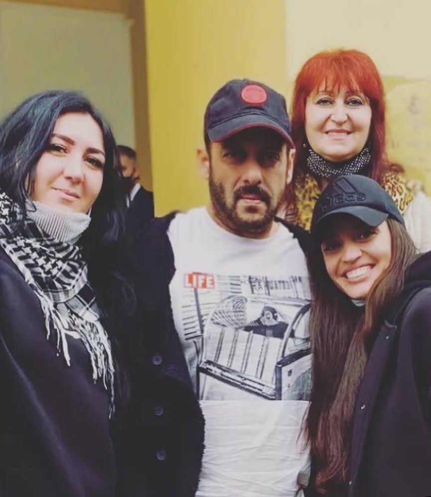 Salman Khan pose bareng penggemar di lokasi syuting film Tiger 3 di Rusia. [Instagram]