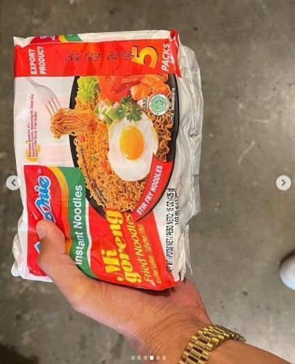 Momen Yellow Claw makan nasi padang di Los Angeles. (Instagram/yellowclaw)