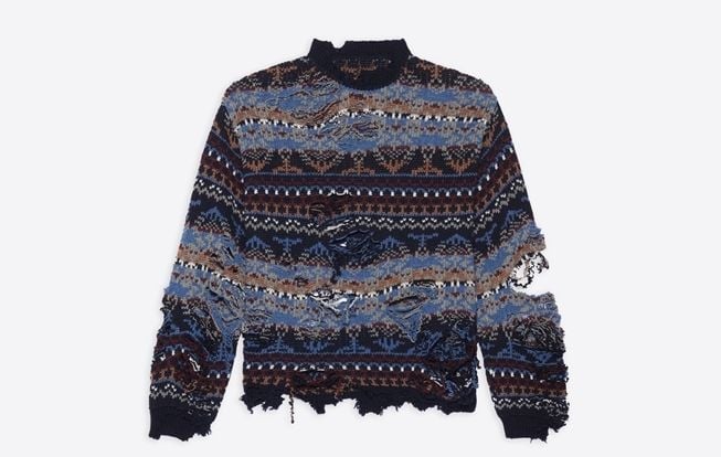 Sweater Balenciaga yang desainnya mirip baju digigit tikus. (www.balenciaga.com)