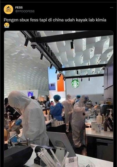 Viral Baju Barista di Starbucks China Bikin Salfok, Publik: Udah Kayak Lab Kimia. (Twitter/FOODFESS)