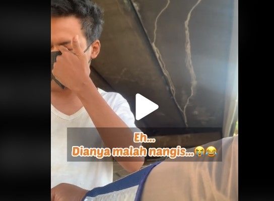 Viral video seorang polisi yang memberi uang kepada seorang pemuda yang tinggal di kolong jembatan yang berada di kawasan Jalan Tol di Sidoarjo, Jawa Timur. [TikTok]