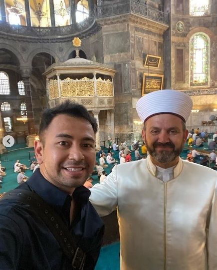 Raffi Ahmad bersama Ferruh Mustuer, salah satu imam besar Masjid Hagia Sophia [Instagram/raffinagita1717]