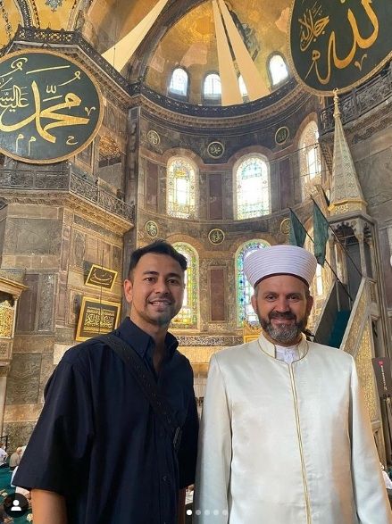 Raffi Ahmad bersama Ferruh Mustuer, salah satu imam besar Masjid Hagia Sophia [Instagram/raffinagita1717]