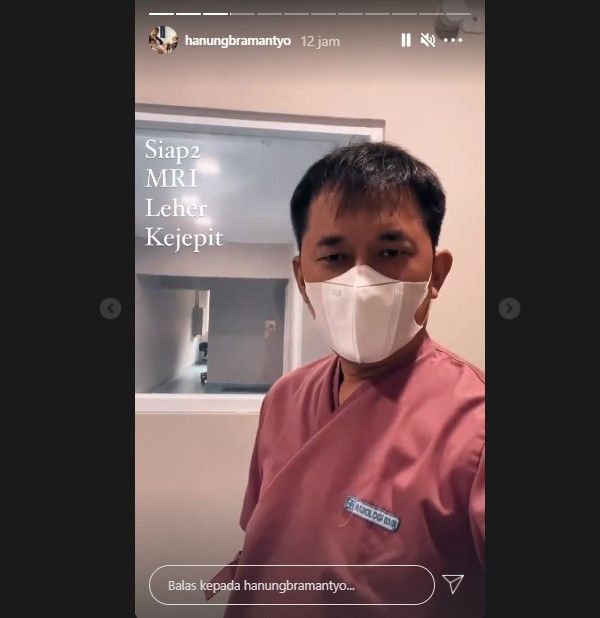 Hanung Bramantyo memeriksakan kondisi lehernya (Instagram)