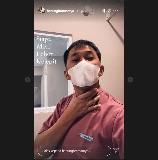 Hanung Bramantyo memeriksakan kondisi lehernya (Instagram)