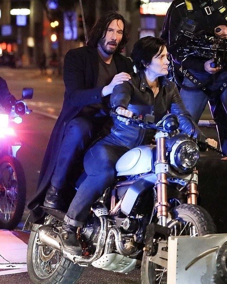 Keanu Reeves dan Carrie-Anne Moss saat syuting film Matrix 4. [Instagram @carrieanne.moss]