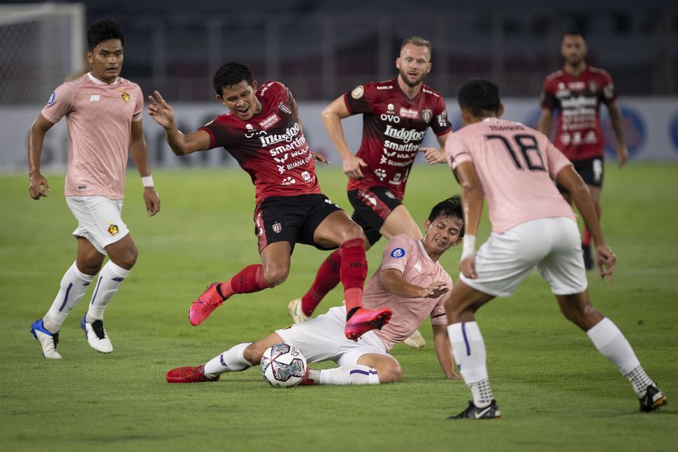 Pesepak bola Bali United Rizky Pellu (kedua kiri) berebut bola dengan pesepak bola Persik Kediri Risna Ranggalelana (tengah, bawah) dalam laga pembuka Liga 1 2021-2022 di Stadion Utama Gelora Bung Karno (SUGBK), Senayan, Jakarta, Jumat (27/8/2021). ANTARA FOTO/Aditya Pradana Putra