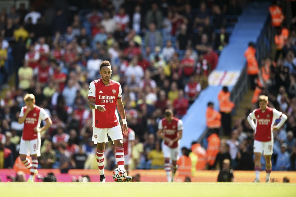 Striker Arsenal Pierre-Emerick Aubameyang bereaksi terhadap gol ketiga City selama pertandingan sepak bola Liga Premier Inggris antara Manchester City dan Arsenal di Stadion Etihad, Manchester, Inggris, pada (28/8/2021). [Oli SCARFF / AFP]