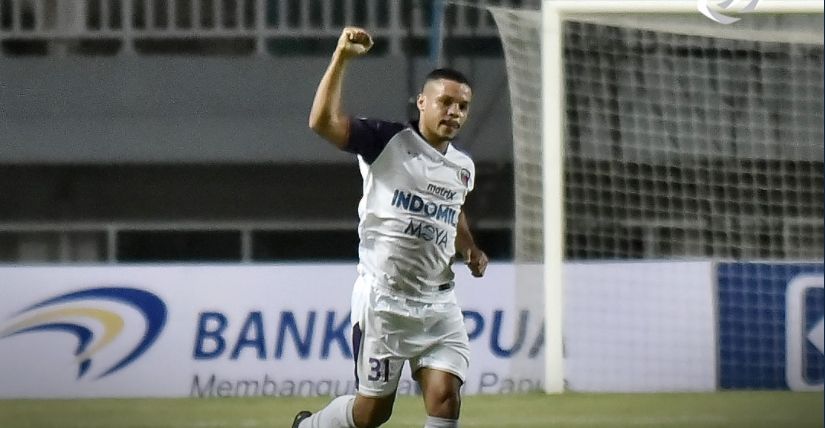 Pemain asing Persita Tangerang, Harrison Cardoso melakukan selebrasi setelah mencetak gol pertama timnya dalam kemenangan 2-1 atas Persipura Jayapura di laga pekan pertama Liga 1 2021/2022 di di Stadion Pakansari, Cibinong, Bogor, Sabtu (28/8/2021). [Twitter @Liga1Match]