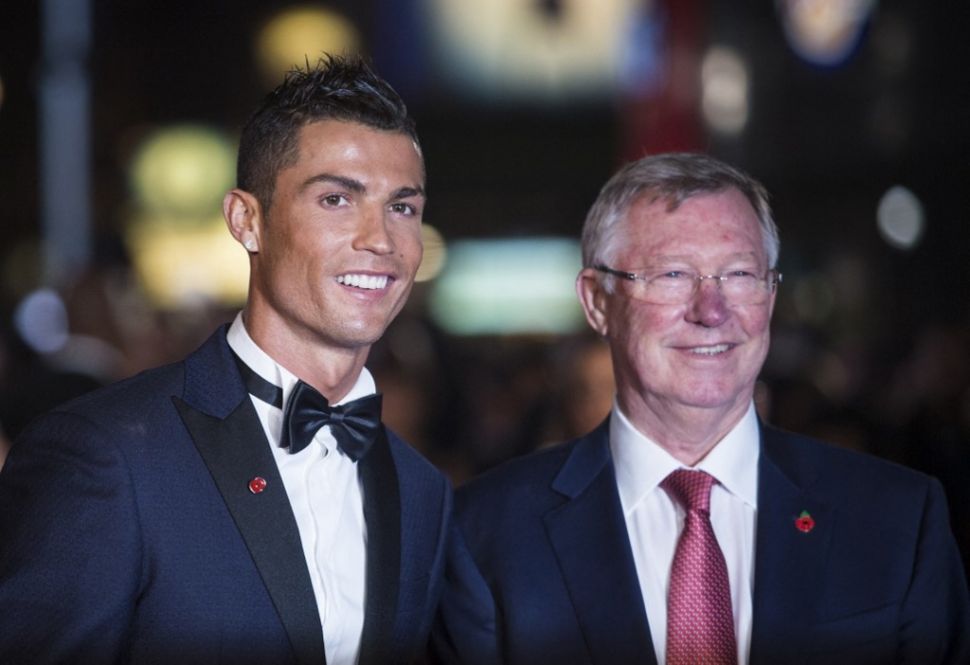 Cristiano Ronaldo (kiri) kala masih berseragam Real Madrid, berpose dengan mantan manajer Manchester United Sir Alex Ferguson di pemutaran world premiere film Ronaldo di London tengah pada 9 November 2015.FOTO AFP / JACK TAYLORJACK TAYLOR / AFP