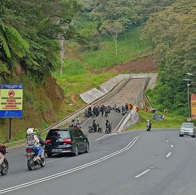 Viral rombongan pemotor berkerumun di jalur penyelamat. (Instagram/brorondm)