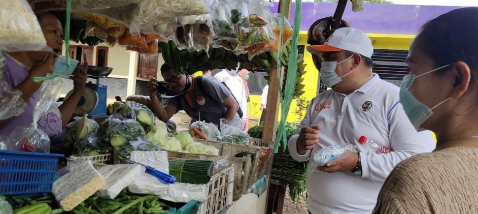 Ketua DPRD Kota Bogor Atang Trisnanto melakukan blusukan kepada pedagang sayuran sekaligus membagikan masker gratis. (Dok: DPRD Kota Bogor)