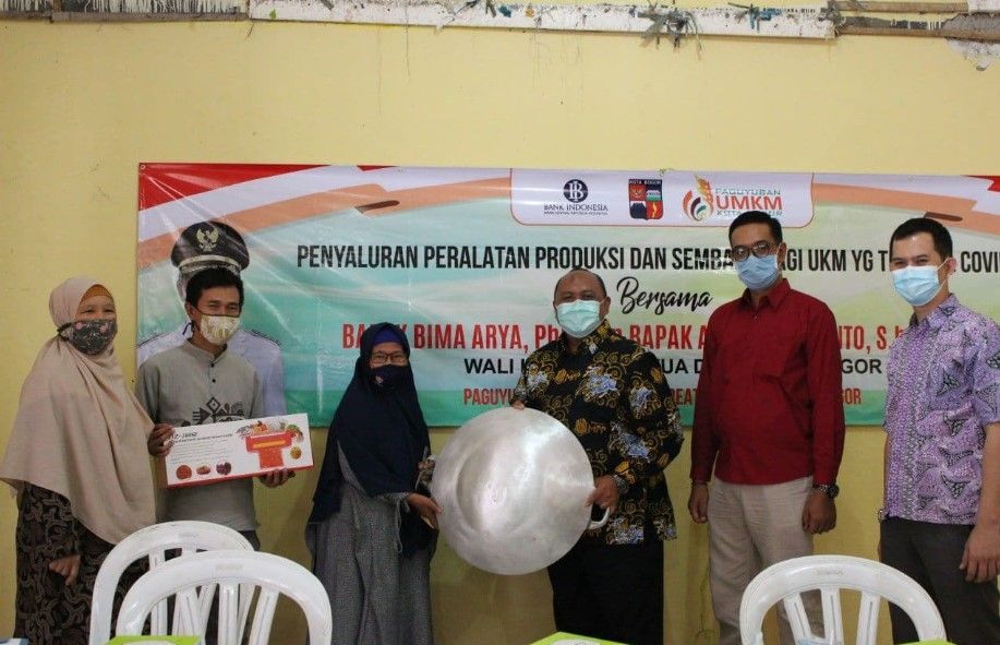 Ketua DPRD Kota Bogor Atang Trisnanto menyalurkan bantuan alat produksi dan sembako bagi UMKM yang terdampak Covid-19. (Dok: DPRD Kota Bogor)