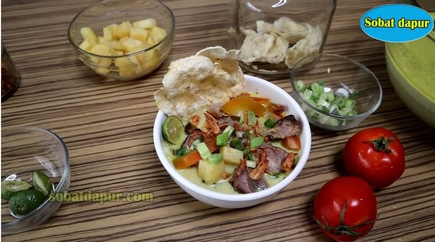 Sajian soto betawi. (Youtube/Sobat Dapur)