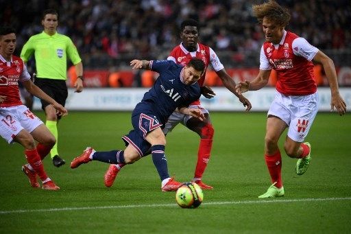 Penyerang PSG Lionel Messi tampil pada laga Ligue 1 Prancis kontra Reims di Stade Auguste-Delaune, Senin (30/8/2021) dini hari WIB. [AFP]