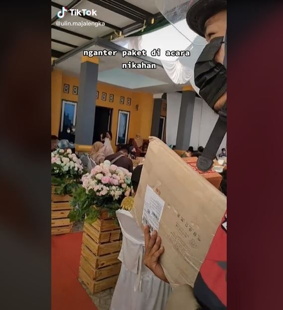 Viral Kurir Antar Paket di Tengah Acara Pernikahan (tiktok.com/@ulin.majalengka)