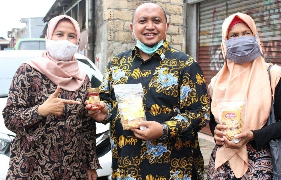 Ketua DPRD Kota Bogor Atang Trisnanto mempromosikan produk UMKM Kota Bogor. (Dok: DPRD Kota Bogor)