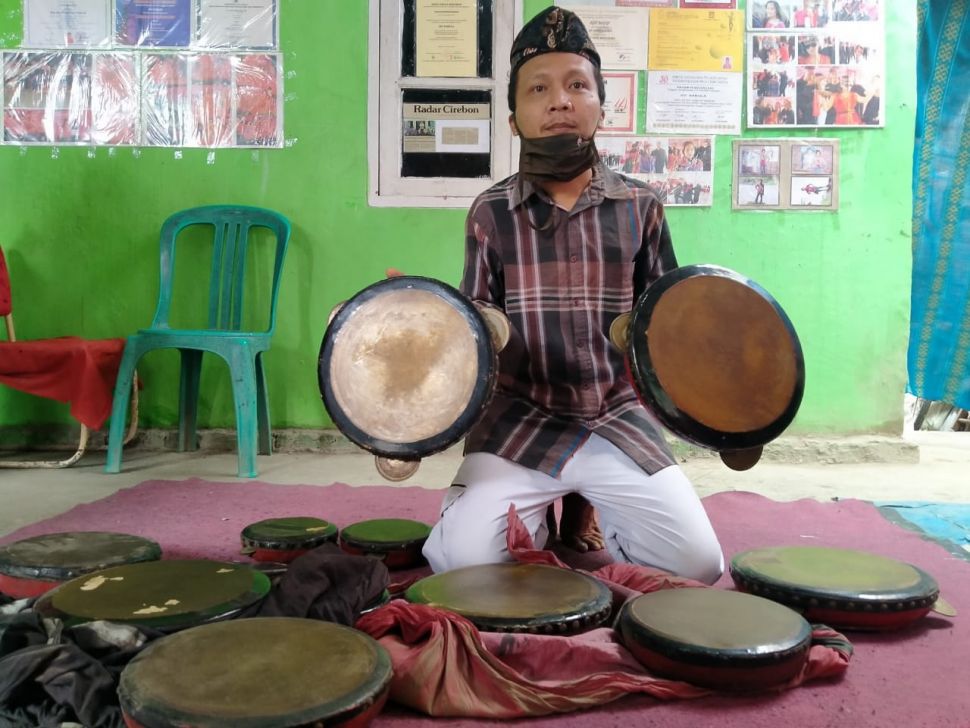 Pegiat Seni Tradisi Sanggar Sendi Akar Randu Alas, Adi Kardila. [Suara.com/Abdul Rohman]