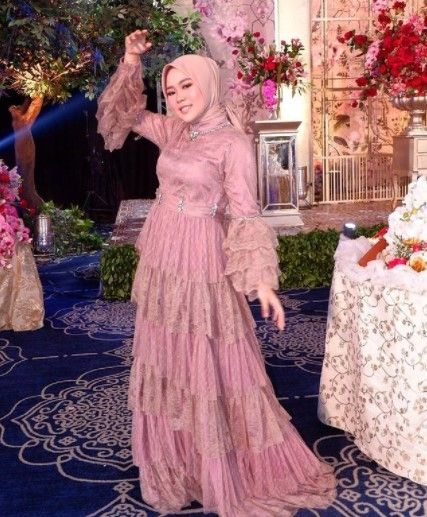 Gaya artis di tasyakuran pernikahan Lesti Kejora dan Rizky Billar. (Instagram)