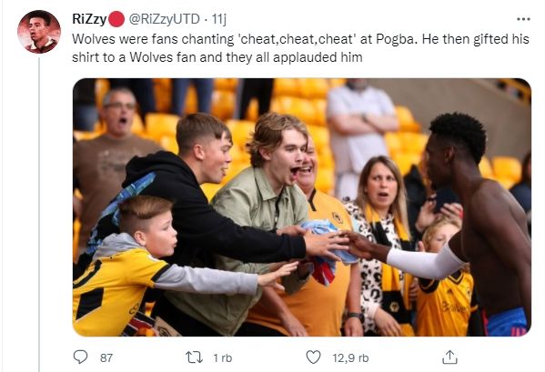 Paul Pogba beri jerseynya ke fans Wolves meski disoraki curang, (Twitter/@RiZzyUTD)