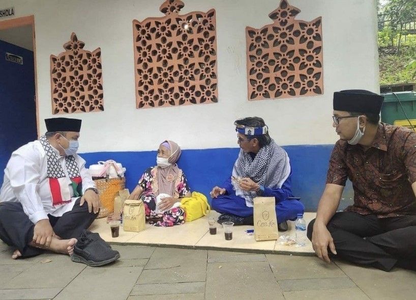 Ketua DPRD Kota Bogor Atang Trisnanto bersama Ketua Fraksi FAN Safrudin Bima dan Wakil Ketua Komisi I Fajari Aria sedang mencicipi kopi buatan tangan pelaku UMKM di Taman Ekspresi. (Dok: DPRD Kota Bogor)