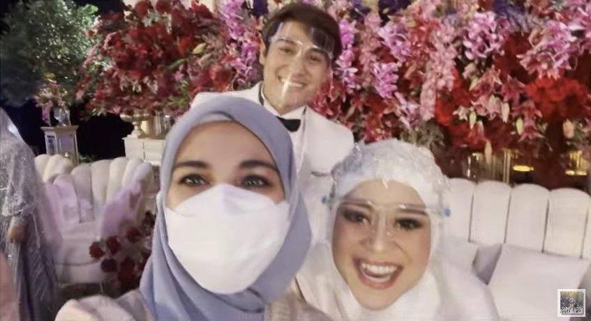 Shireen Sungka rmendatangi acara syukuran pernikahan Lesti Kejora dan Rizky Billar. [YouTube The Sungkars Family]