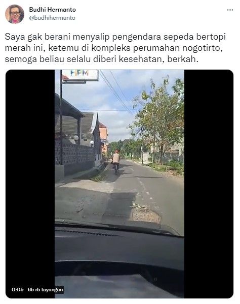 Buya Syafii Maarif sedang bersepeda di kompleks Perumahan Nogotirto, Yogyakarta (Twitter)