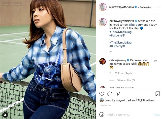 Gaya modis Nikita Willy foto di lapangan tenis, OOTD serba Burberry. (Instagram/@nikitawillyofficial94)