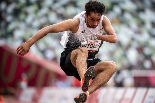 Atlet Afghanistan Hossain Rasouli bertanding pada final lompat jauh putra -T47 pada Paralimpiade Tokyo 2020 di Olympic Stadium di Tokyo pada 31 Agustus 2021. (Philip FONG / AFP)