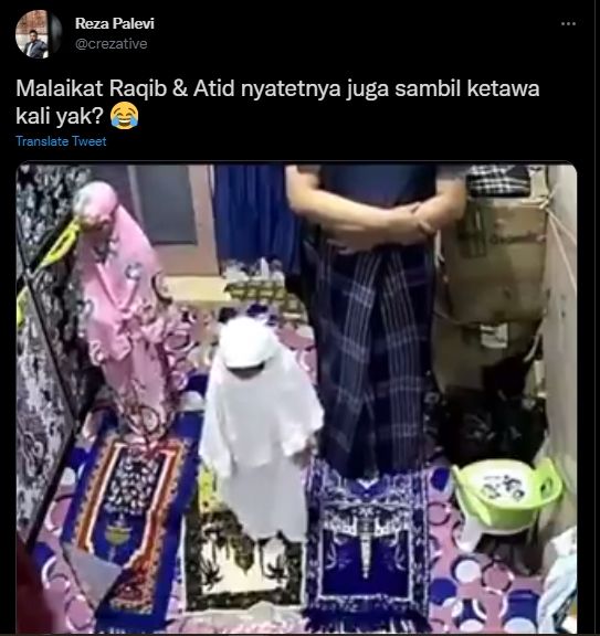 Bocah salto saat salat berjamaah. (Twitter/@crezative)