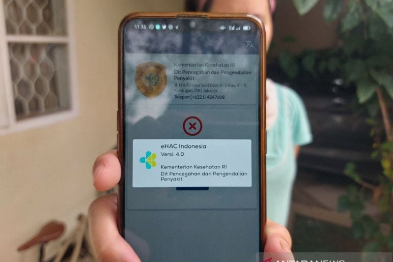 Seorang pengguna eHAC di Kota Bekasi, Jawa Barat, memperlihatkan aplikasi lama yang sudah tidak berfungsi, Selasa (31/8/2021). ANTARA/Andi Firdaus