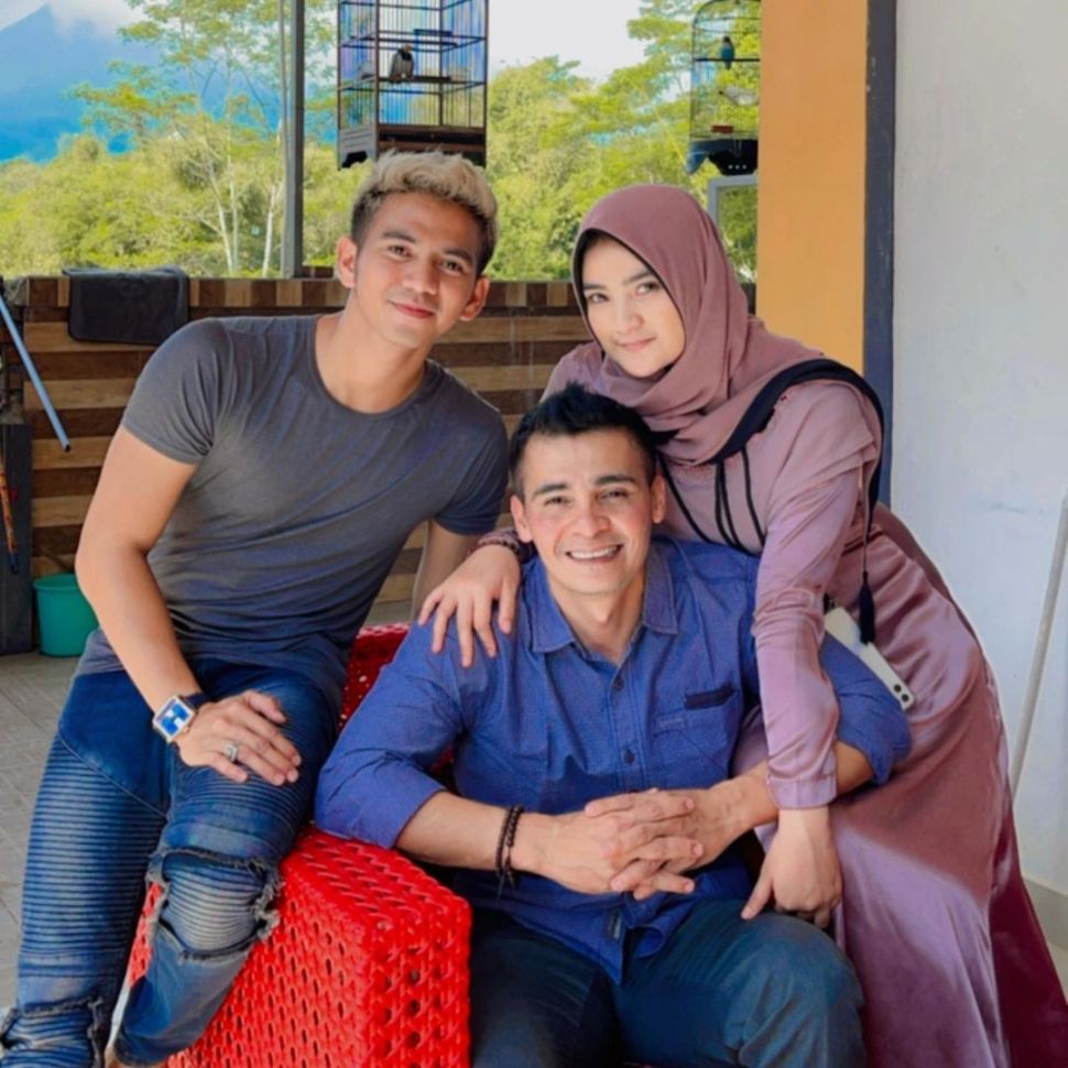 Ridho DA dan Syifa bersama calon ayah mertua. [Instagram]