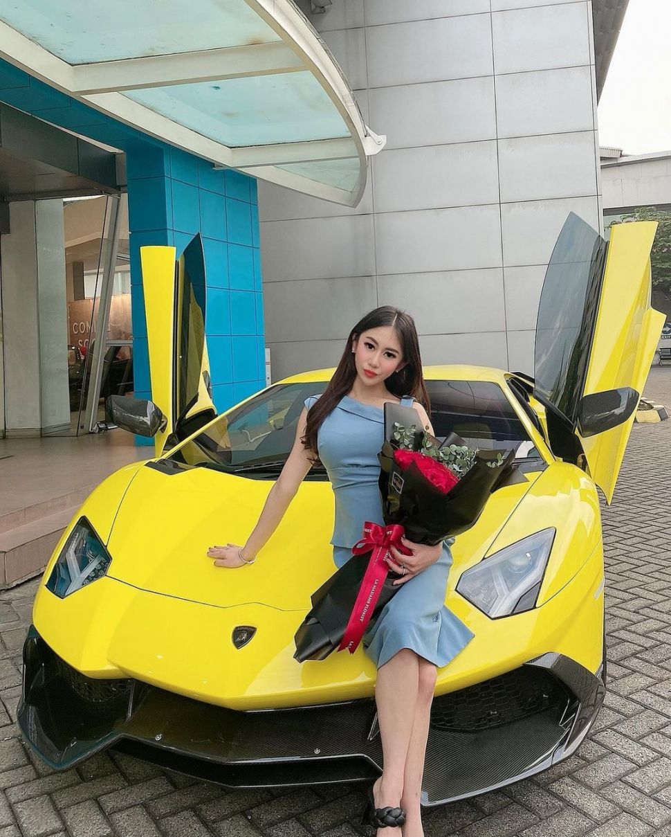 Ayu Thalia alias Thata Anma berpose dengan mobil sport. [Instagram @thata_anma]