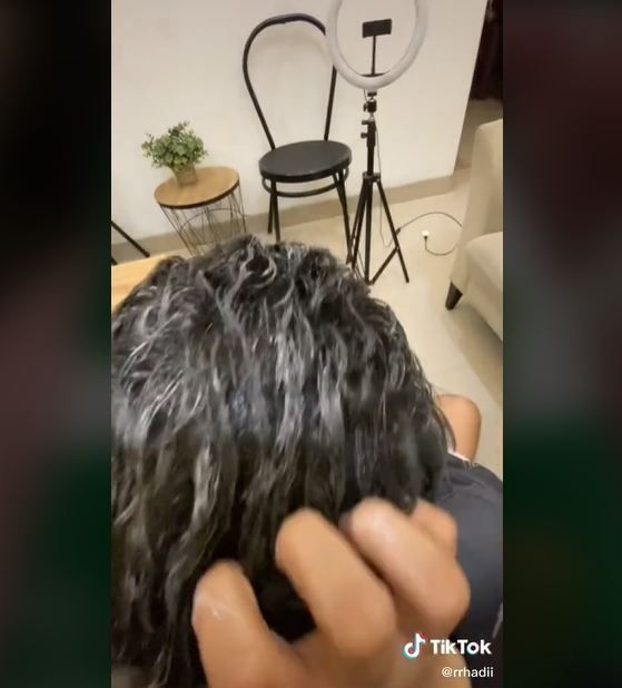 Viral Creambath Rambut Suami Pakai Santan (tiktok.com/@rrhadii)