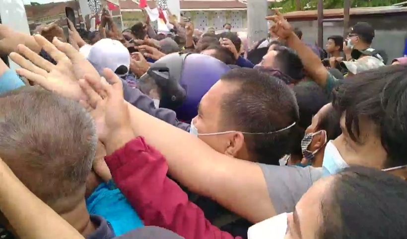 Warga Cirebon berdesakan berebut bantuan sembako dari Presiden Jokowi di Cirebon, Selasa (31/8/2021). [Suara.com/Abdul Rohman]