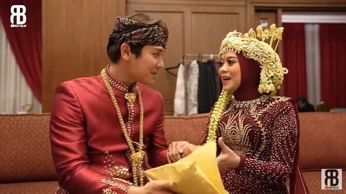 Lesti Kejora buka amplop dari Rizky Billar. (YouTube/Rizky Billar)