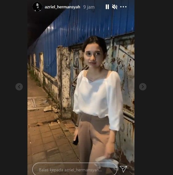 Azriel Hermansyah ajak Sarah Menzel makan nasi goreng pinggir jalan. [Instagram]