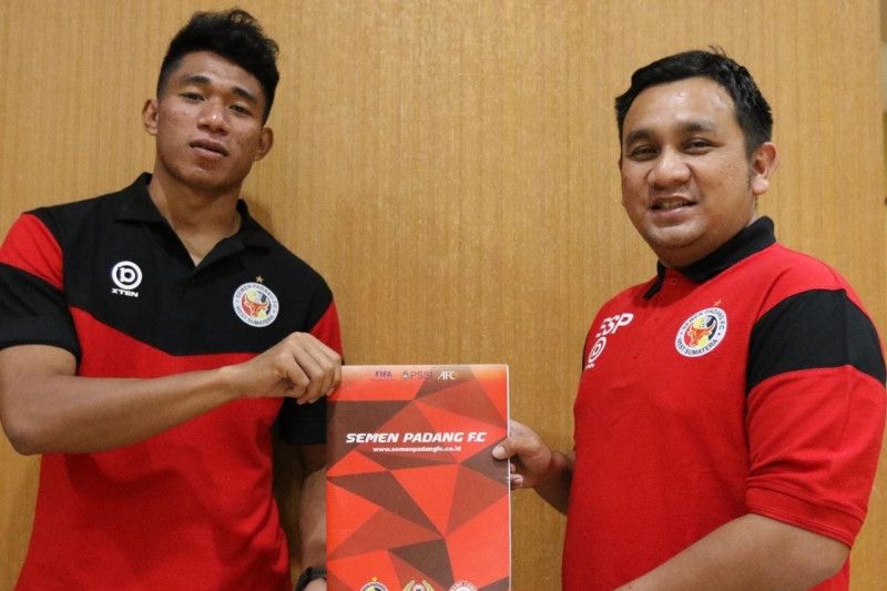 Manajer Semen Padang FC Effendi Syahputra meresmikan kontrak Serdy Ephy Fano (ANTARA /MO Semen Padang) 