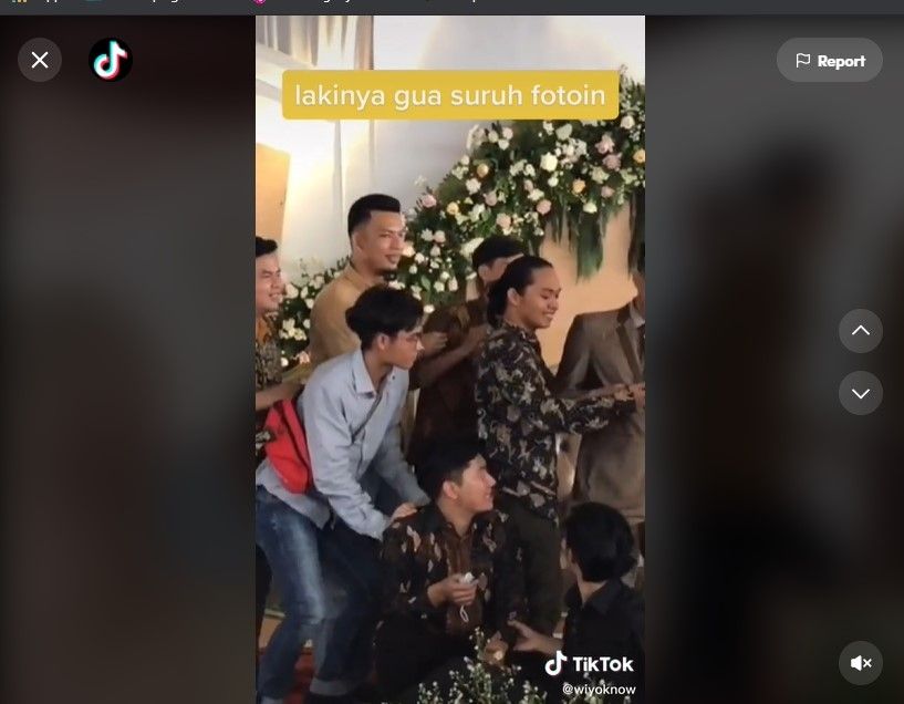 Kocak, Mempelai Lelaki Disuruh Jadi Tukang Foto di Hari Pernikahan. (Dok: TikTok/wiyoknow)