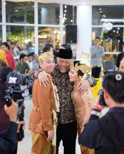 Potret kedekatan Indro Warkop dan anak Dono. (Instagram/indrowarkop_asli)