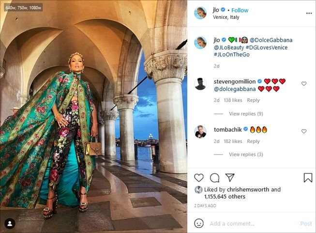 Penampilan kece Jennifer Lopez di acara fesyen Dolce and Gabbana. (Instagram/@jlo)